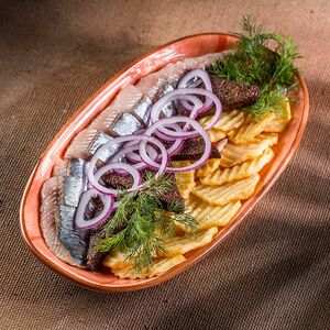 Селедка с картофелем и гренками