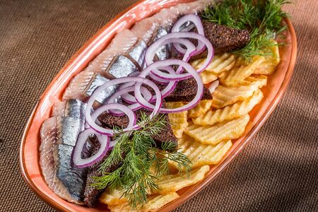 Селедка с картофелем и гренками