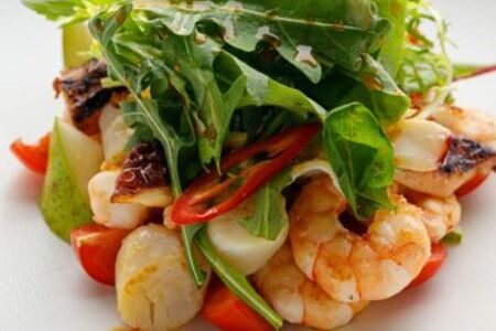 Теплый салат из морепродуктов