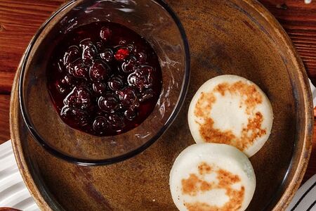 Сырники с ягодным вареньем