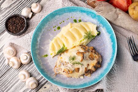 Куриное филе с грибами, сыром и картофельным пюре