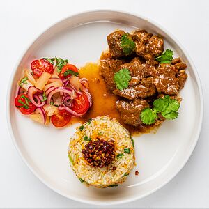 Шриланкский жареный рис карри с говяжьей вырезкой