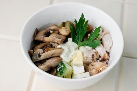 Салат с курицей и грибами