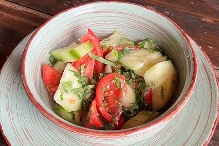 Кахетинский салат из свежих овощей с душистым маслом