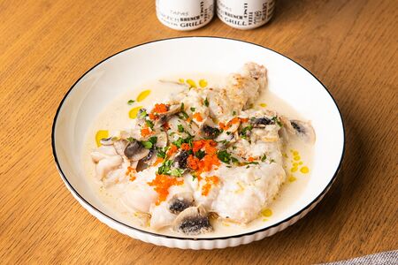 Окунь с грибами в сливочном соусе