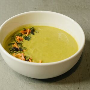 Крем-суп из зелёного горошка, брокколи, кешью, с овощными чипсами и дегидрированными семенами тыквы 