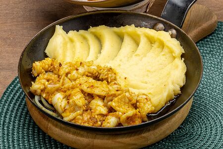 Пряный кальмар с картофельным пюре