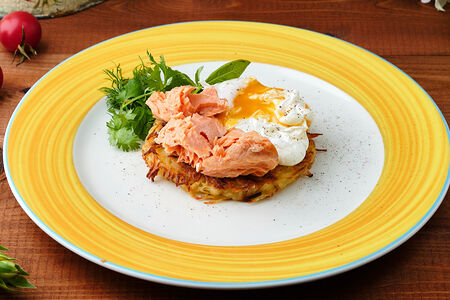 Картофельный драник с яйцом пашот и лососем горячего копчения