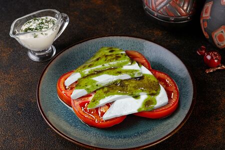 Салат с сыром, томатами и зелёным ткемали