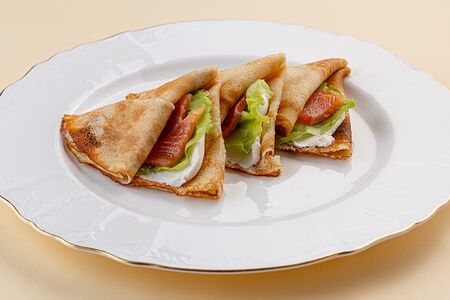 Блинчики с малосольным лососем и мягким сыром