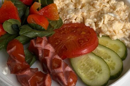 Скрэмбл с сосиской