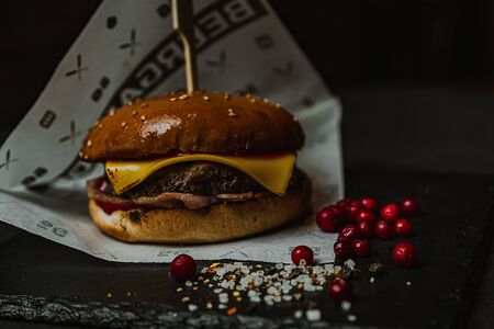 Бургер с брусникой и жареным беконом 