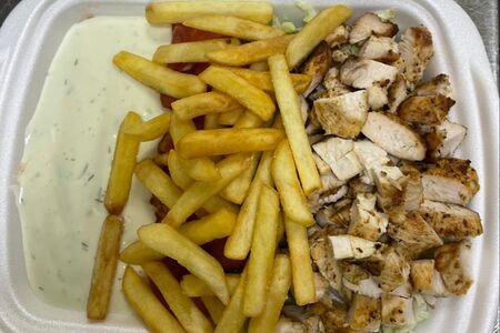 Шаверма с индейкой на тарелке