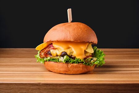 Бургер с острой сальсой и начос от Вадима Яс