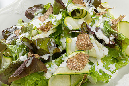 Буррата с салатом латук и черным трюфелем