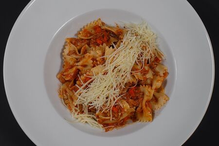 Фарфалле с рваным мясом в томатном соусе