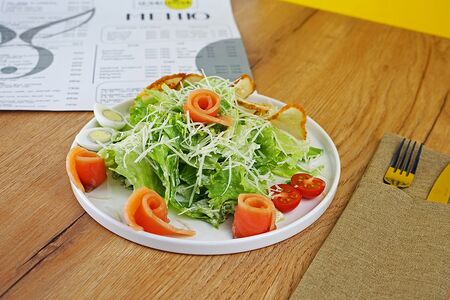 Цезарь со слабосоленой семгой