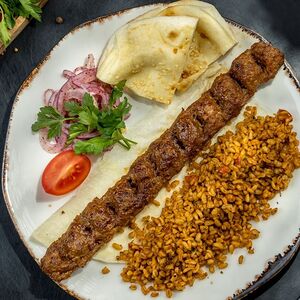 Острый Адана Кебаб с гарниром