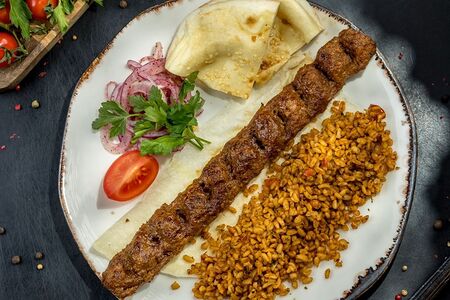 Острый Адана Кебаб с гарниром