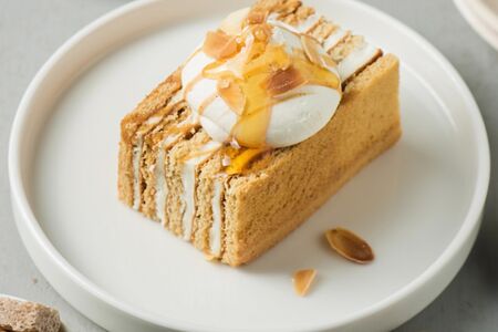 Пирожное медовик с миндалем