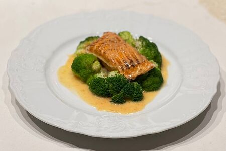 Семга гриль с брокколи