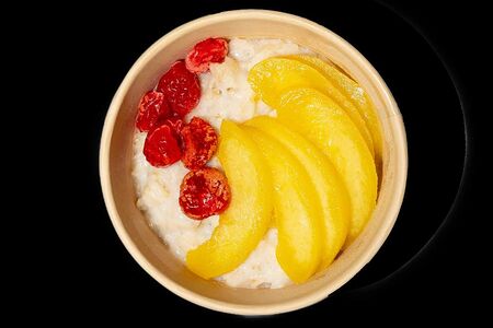 Каша овсяная с персиком и сушеной вишней 