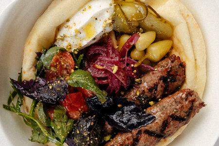 Кебаб из ягненка с питой и маринованными овощами