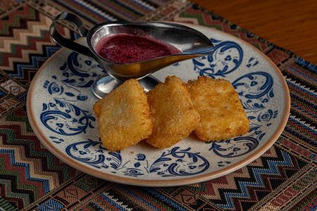 Жареный сулугуни с соусом наршараб