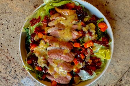 Салат с уткой, апельсиновым соусом и вялеными томатами