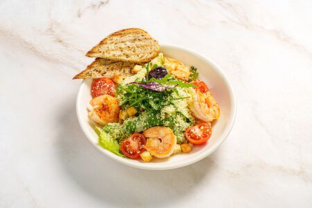 Салат Цезарь с креветками 