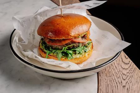Бургер с котлетой из говядины с беконом, рукколой и пармезаном