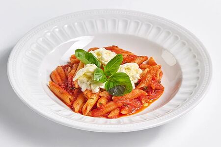 Пенне с томатами, моцареллой и базиликом