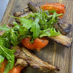 Каре барашка с жареными томатами