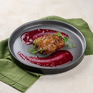 Отбивная из свинины с ягодным соусом и картофелем по-домашнему