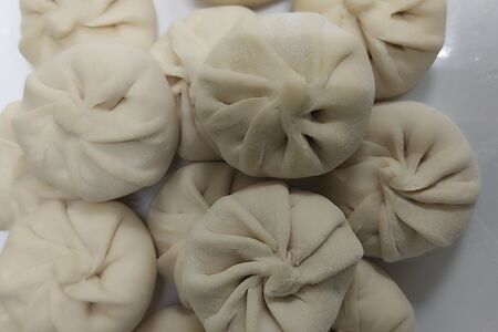 Момо с курицей, пармезаном и базиликом