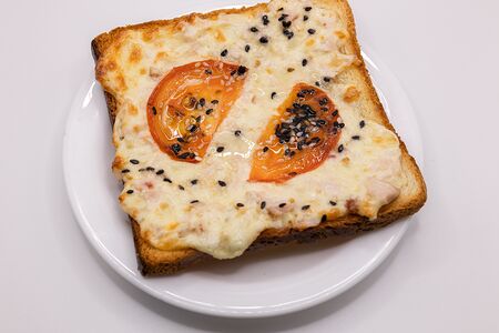 Тост запеченный с курицей