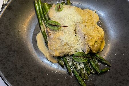 Филе цыпленка со спаржей и пармезаном