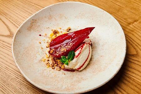 Пряная груша в соусе