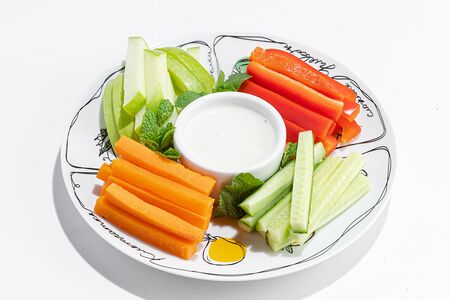 Овощные палочки с йогуртовым соусом