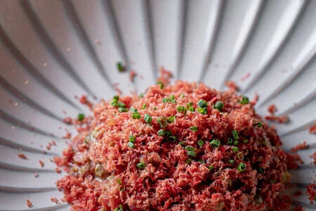 Тартар из говядины, кунжутная лепёшка