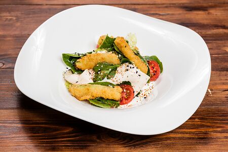 Салат с хрустящими кабачками и куриной грудкой