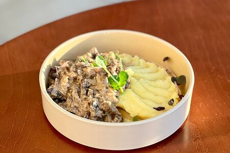 Бефстроганов из говядины с картофельным пюре