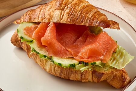 Круассан с форелью и яйцом