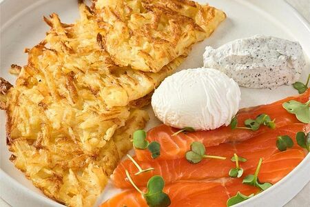 Драники с лососем и яйцом пашот, сырный мусс