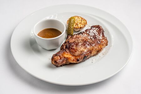 Стейк стриплойн, перечный соус 