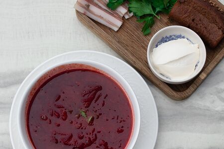 Борщ с говяжьими щечками и салом