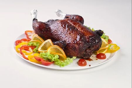 Утка, фаршированная черносливом и яблоками