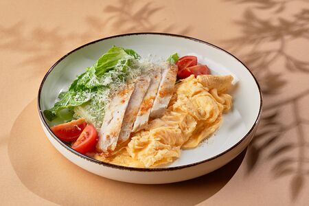 Французский омлет Цезарь с цыпленком