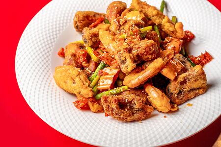 Жареные креветки и свиные ребрышки