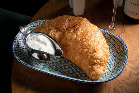 Чебурек с креветкой и страчателлой